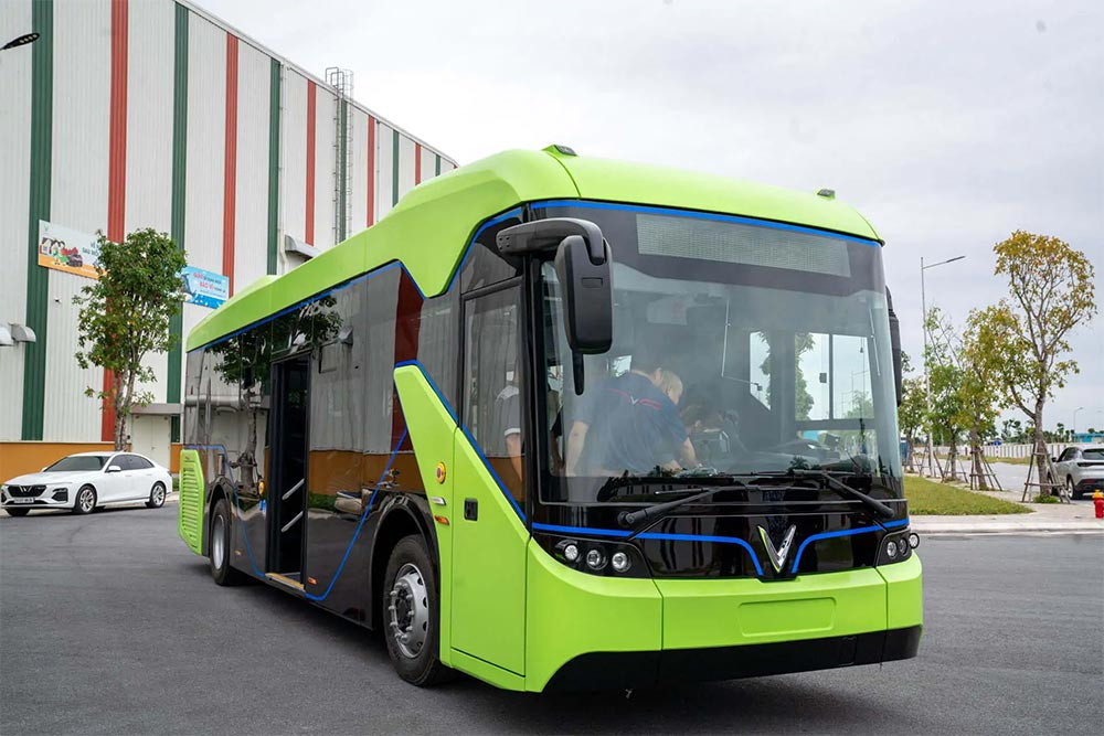 Xe buýt nội khu VinBus tại điểm đón thuận tiện