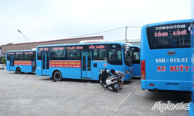 Xe buýt nội thành đỗ tại bến xe Mỹ Tho