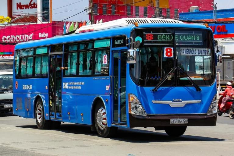 Xe buýt tuyến 08 phục vụ hành khách từ Bến xe Quận 8
