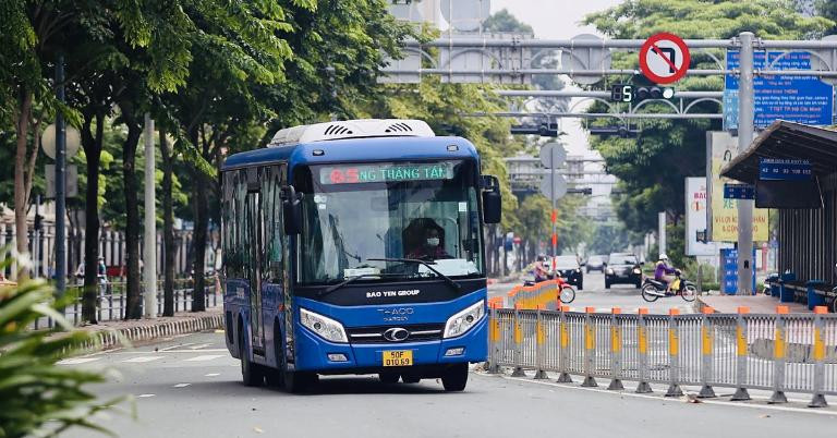 Xe buýt tuyến 45 nối Bến xe Quận 8 với Bến xe Miền Đông