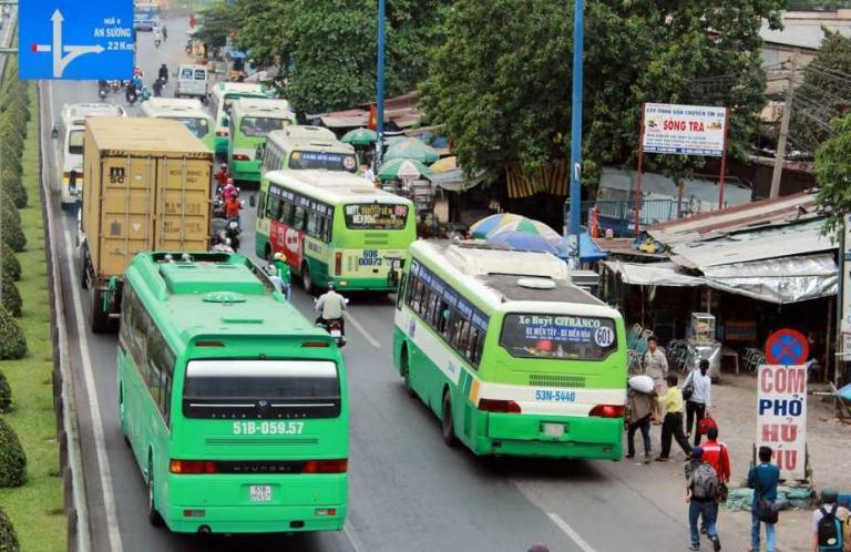 Xe buýt tuyến 66 hoạt động tại Bến Xe Chợ Lớn