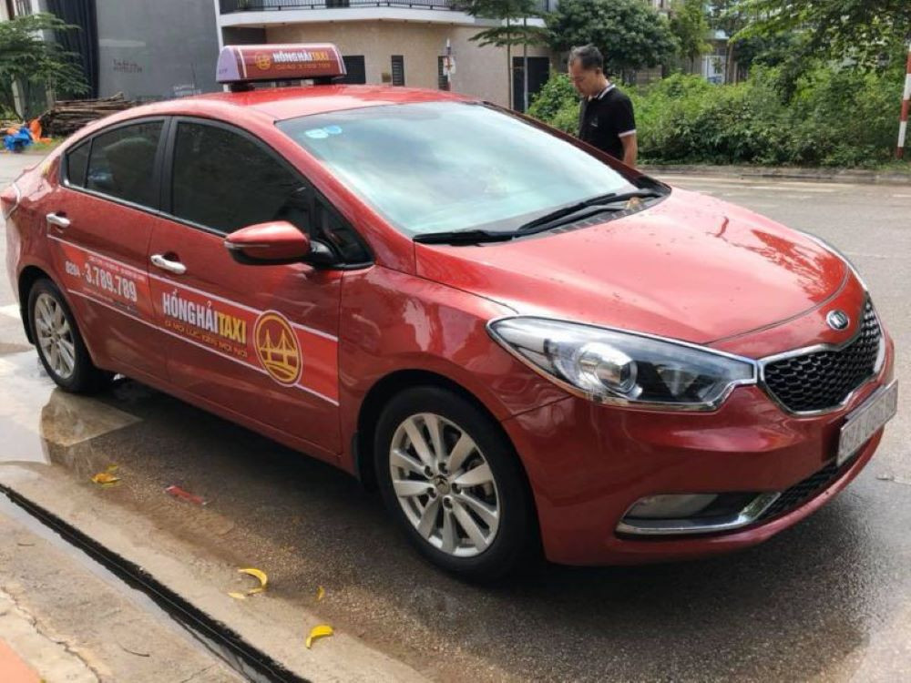Xe của hãng Taxi Hồng Hải đang hoạt động trên đường