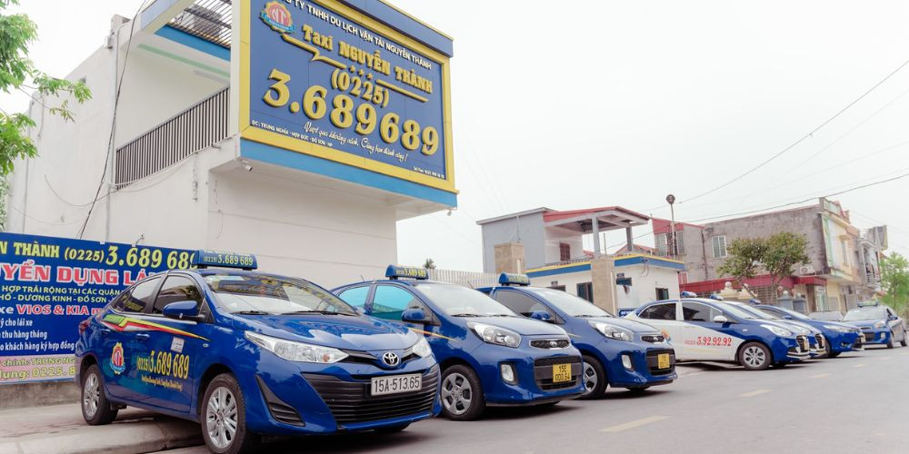 Xe của Taxi Nguyễn Thành có màu xanh dương đặc trưng tại khu vực An Dương Hải Phòng
