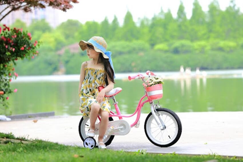 Xe đạp màu xanh cho trẻ em với giá cả phải chăng