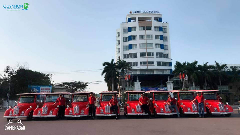 Xe điện du lịch Quy Nhơn màu đỏ đón khách tại điểm hẹn
