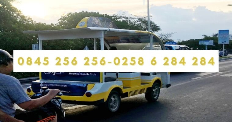 Xe điện Skylight Nha Trang chở khách du lịch trên con đường ven biển