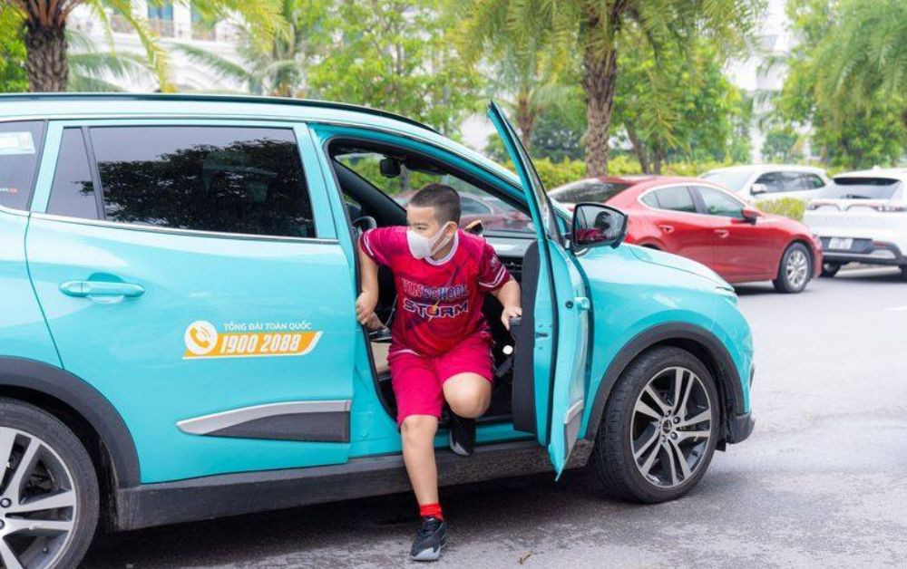 Xe điện VinFast của Taxi Xanh SM tại Phủ Lý, đại diện cho **taxi xanh phủ lý** hiện đại