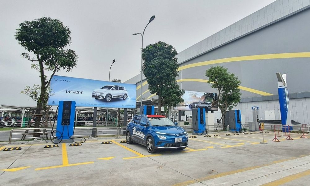 Xe điện VinFast đang sạc tại một trong những trạm sạc VinFast Kiên Giang
