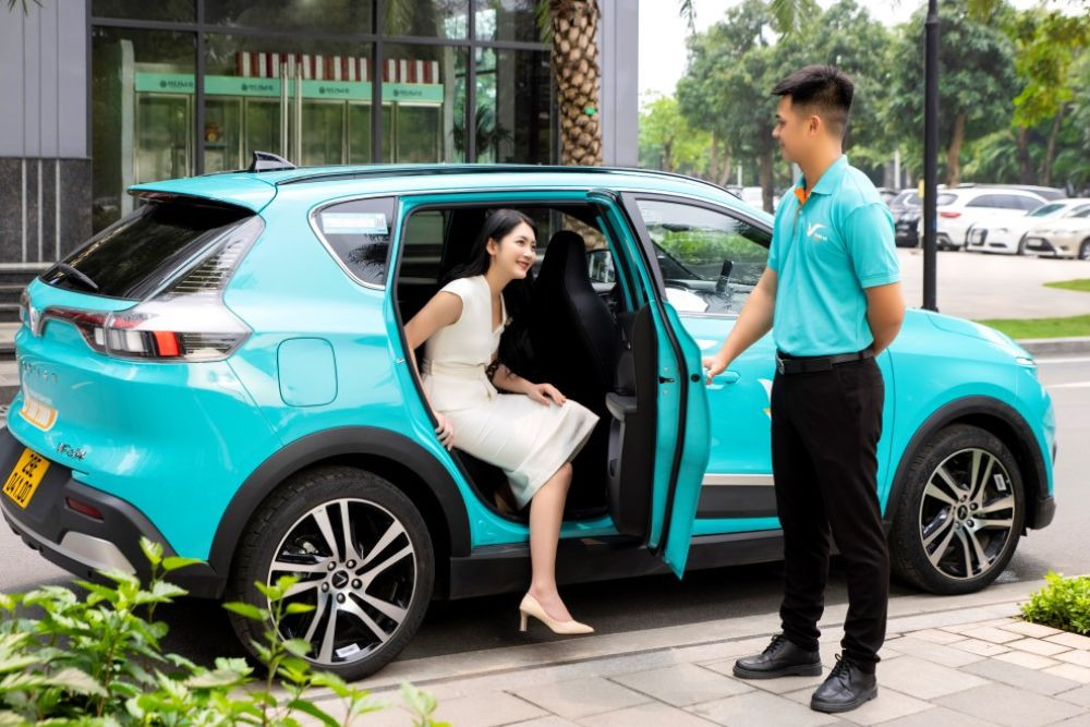 Xe điện VinFast màu xanh đặc trưng của dịch vụ **taxi xanh Vĩnh Phúc**