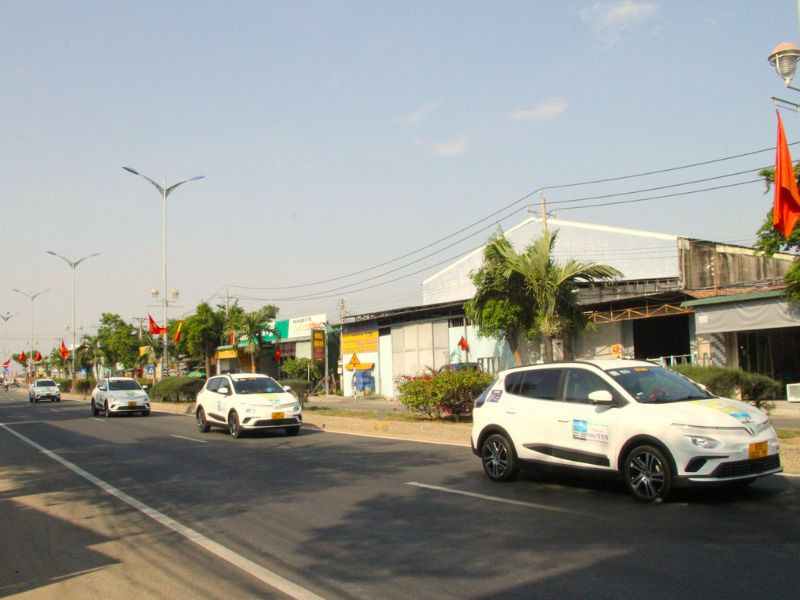 Xe điện VinFast VF e34 của Taxi Biển Xanh Ninh Thuận, biểu tượng của giao thông xanh.