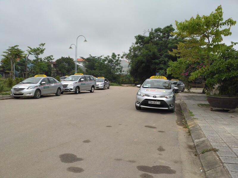 Xe Gili Taxi Vũng Tàu đang đón khách, cung cấp dịch vụ taxi chuyên nghiệp.