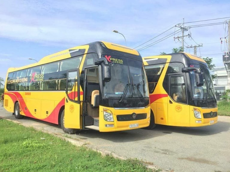 Xe Hà Giang Express với màu vàng đặc trưng