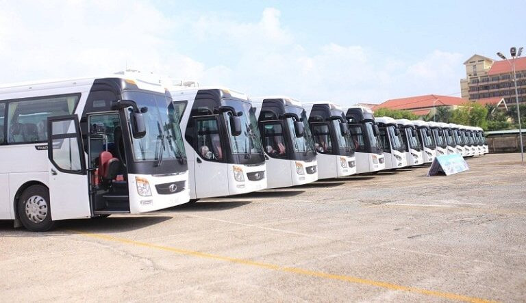 Xe Hoàng Long màu trắng đặc trưng tuyến Hà Tĩnh Huế