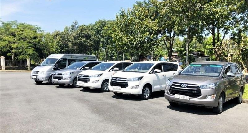 Xe Hoàng Nguyên Travel sẵn sàng đón khách, minh họa các dịch vụ xe đưa đón sân bay Chu Lai – Quảng Ngãi, một phân khúc dịch vụ mà taxi Quảng Ngãi Mai Linh cũng rất mạnh.