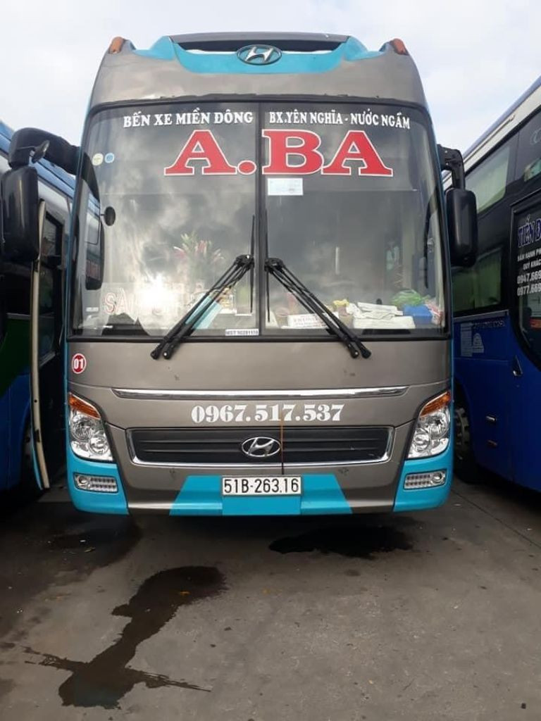 Xe khách A Ba chuyên tuyến Sài Gòn đi Vinh, nổi bật với màu sắc dễ nhận diện.