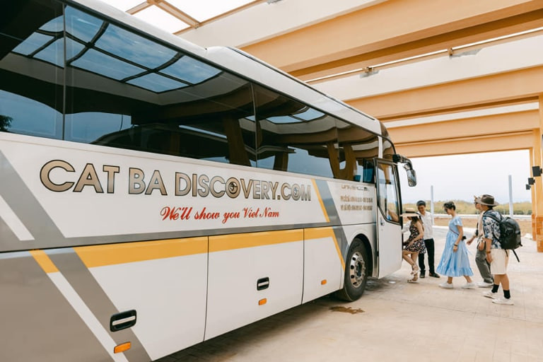 Xe khách Cát Bà Discovery với màu sắc đặc trưng, sẵn sàng phục vụ hành trình từ Hải Phòng đến Sapa Lào Cai