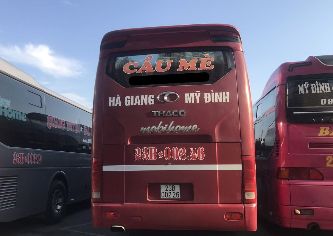 Xe khách Cầu Mè trên cung đường Hà Giang, chuẩn bị khởi hành