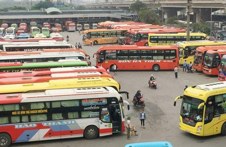 Xe khách chạy tuyến miền Bắc tại Bến xe Cầu Rào