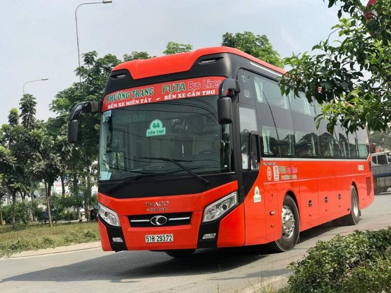 Xe khách chuẩn bị khởi hành tại Bến xe Rạch Sỏi