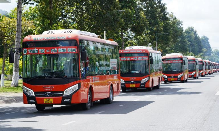 Xe khách chuẩn bị khởi hành trên tuyến Cái Tắc đi Sài Gòn