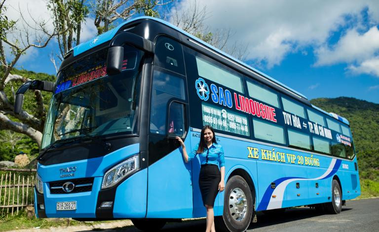 Xe khách chuẩn bị khởi hành tuyến Tuy Hòa đi Bình Định từ Bến xe Nam Tuy Hòa