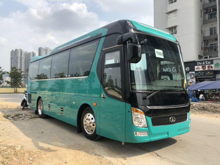 Xe khách chuẩn bị xuất bến tại Bến Xe Ba Tri
