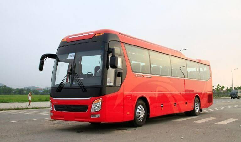Xe khách đang di chuyển trên đường, biểu tượng cho kết nối miền Tây và miền Trung