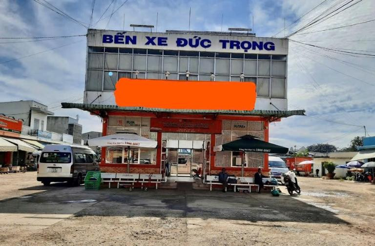 Xe khách đang đón trả khách tại Bến xe Đức Trọng, biểu tượng của sự kết nối giao thông