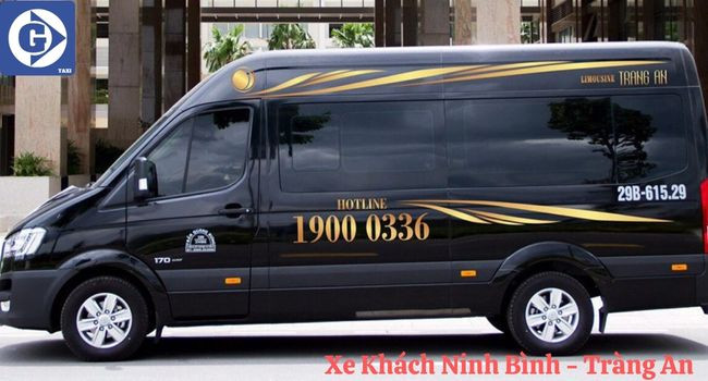 Xe khách đậu tại bến sẵn sàng khởi hành