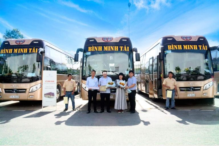 Xe khách đậu tại Bến Xe Phía Nam Buôn Ma Thuột sẵn sàng đưa khách đến Đà Lạt