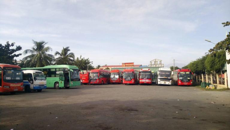 Xe khách di chuyển trên đường phố Trà Vinh, một phần của hệ thống giao thông kết nối Bến xe Duyên Hải