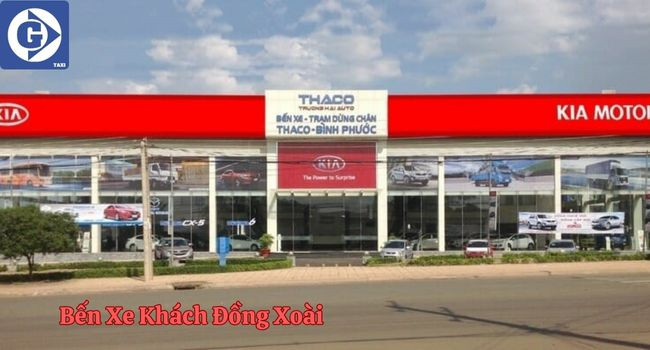 Xe khách Đồng Xoài màu trắng đang dừng tại bến
