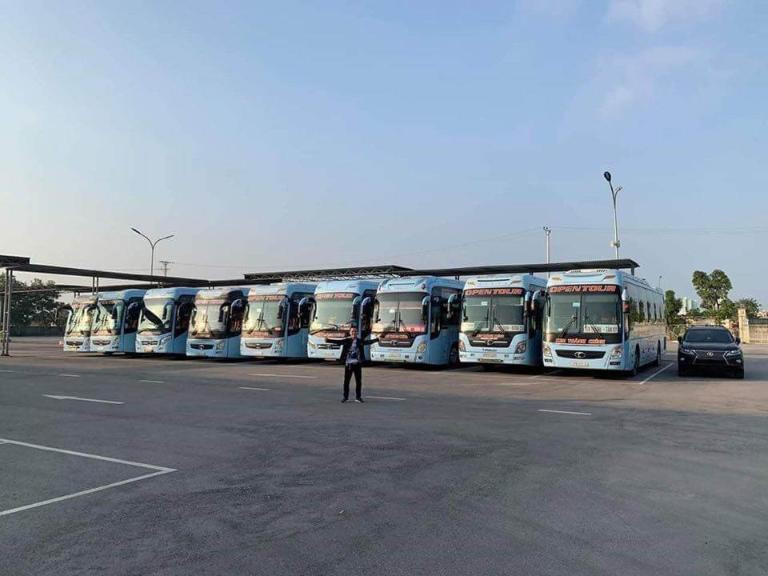 Xe khách giường nằm cao cấp của Nhà xe Kim Thành Chính đậu tại bến