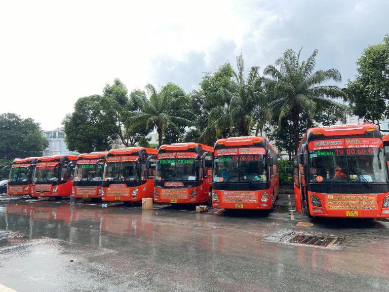 Xe khách giường nằm chuẩn bị khởi hành từ Bến xe Duyên Hải Trà Vinh