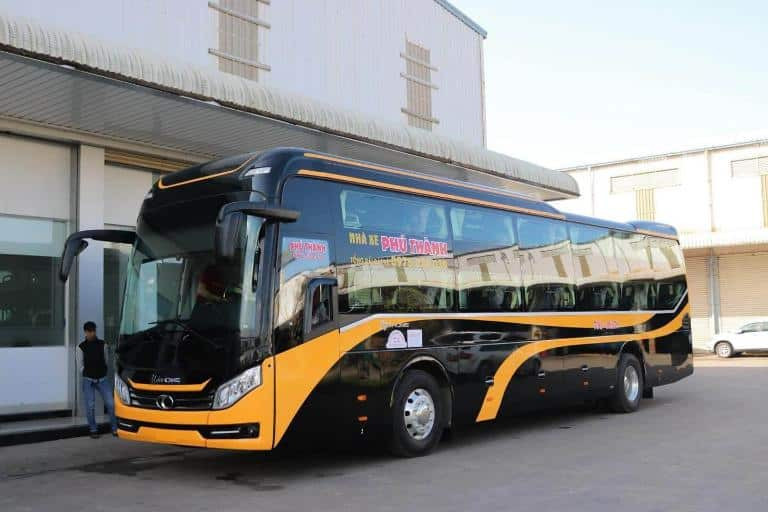Xe khách giường nằm của Nhà Xe Phú Thành sẵn sàng khởi hành