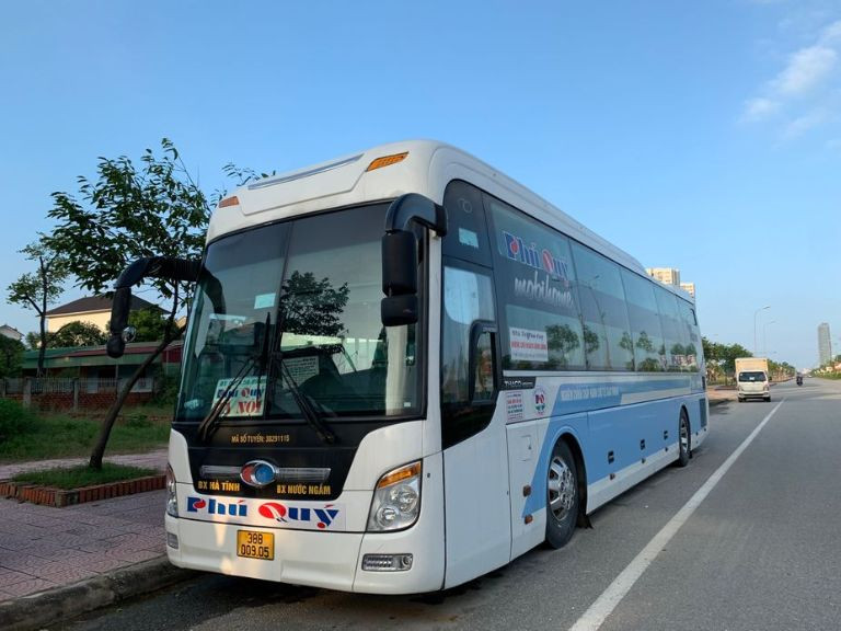 Xe khách giường nằm hiện đại chuẩn bị khởi hành trên tuyến đường dài