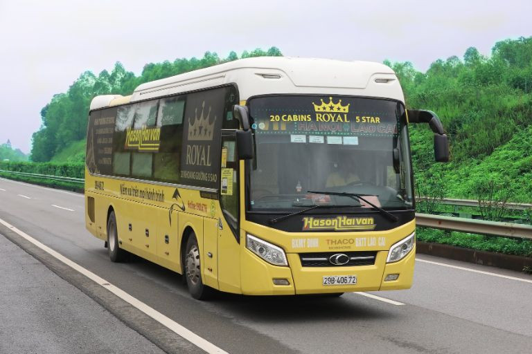 Xe khách Hà Sơn Hải Vân đậu tại bến