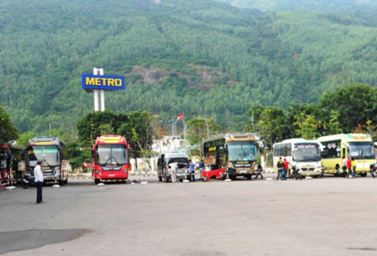 Xe khách hạng sang đang đỗ tại bến xe Quy Nhơn, chuẩn bị cho hành trình về miền Nam