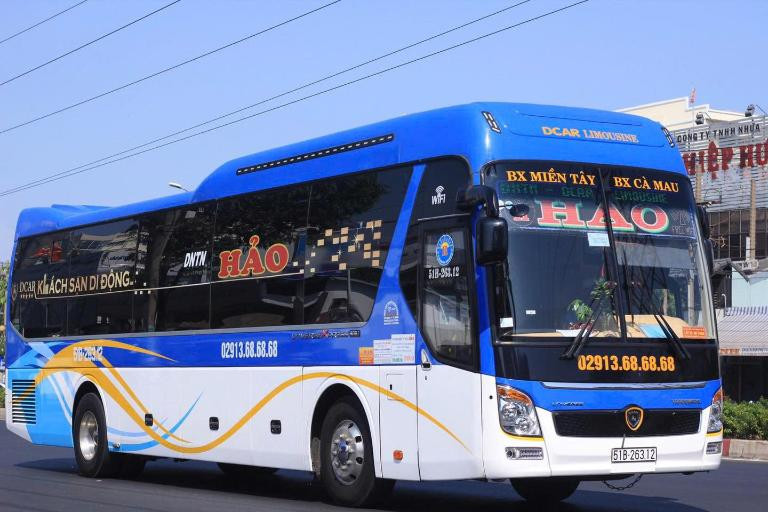 Xe khách hiện đại tại Bến xe Năm Căn phục vụ tuyến Cần Thơ