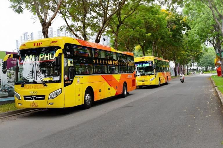 Xe khách hiện đại với thiết kế ngoại thất sang trọng, thể hiện tiêu chuẩn xe khách cao cấp