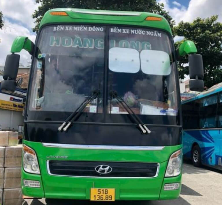 Xe khách Hoàng Long (Cô 2) trên tuyến đường Sài Gòn Huế