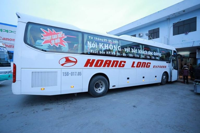 Xe khách Hoàng Long di chuyển trên cao tốc