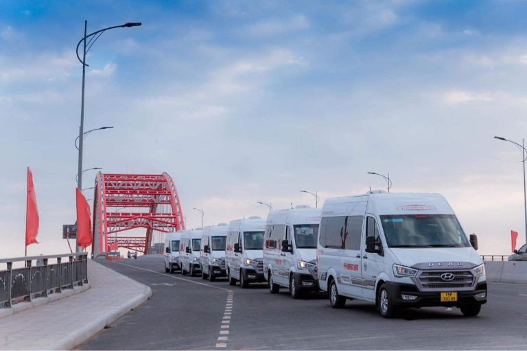 Xe khách Hoàng Long với thương hiệu lâu đời, được tin dùng cho chuyến Sài Gòn Vinh.