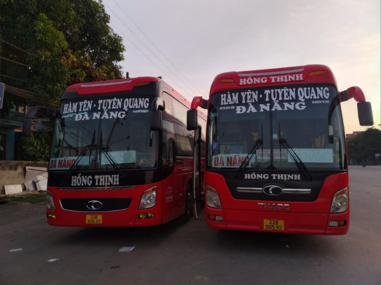 Xe khách Hồng Thịnh màu đỏ đặc trưng