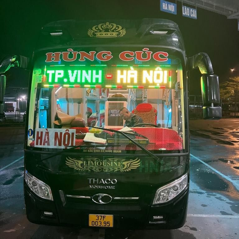 Xe khách Hùng Cúc màu đỏ trắng