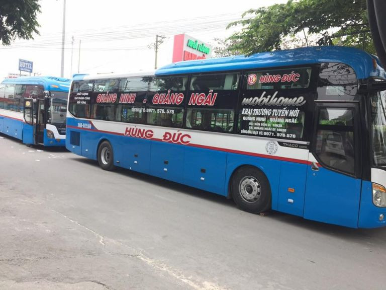 Xe khách Hùng Đức màu xanh đặc trưng chạy tuyến Hải Phòng Đà Nẵng