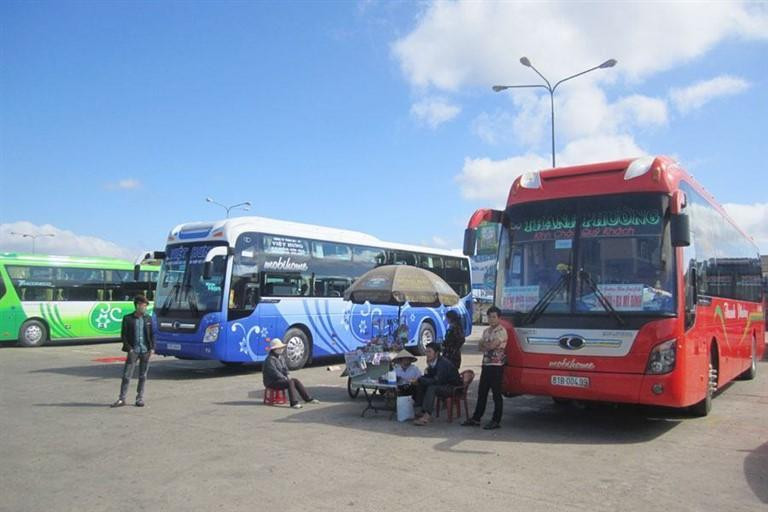 **Xe khách** liên tỉnh xếp hàng tại sân bến xe Thanh Hóa sẵn sàng phục vụ hành khách