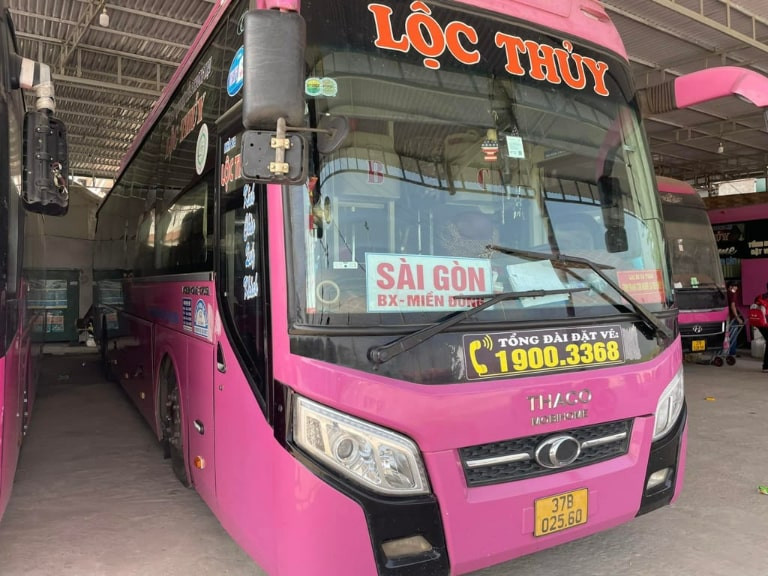 Xe khách Lộc Thủy màu hồng nổi bật tuyến Vũng Tàu Cam Ranh