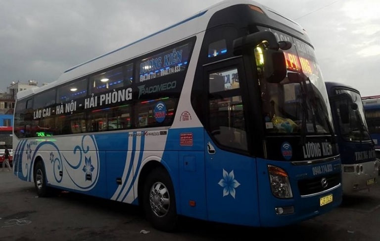 Xe khách Lương Kiên đang dừng tại trạm, chuẩn bị khởi hành tuyến Hải Phòng Lào Cai