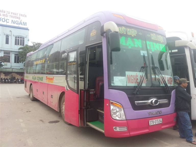 Xe khách Mận Tịnh nổi bật với màu sơn đỏ tươi